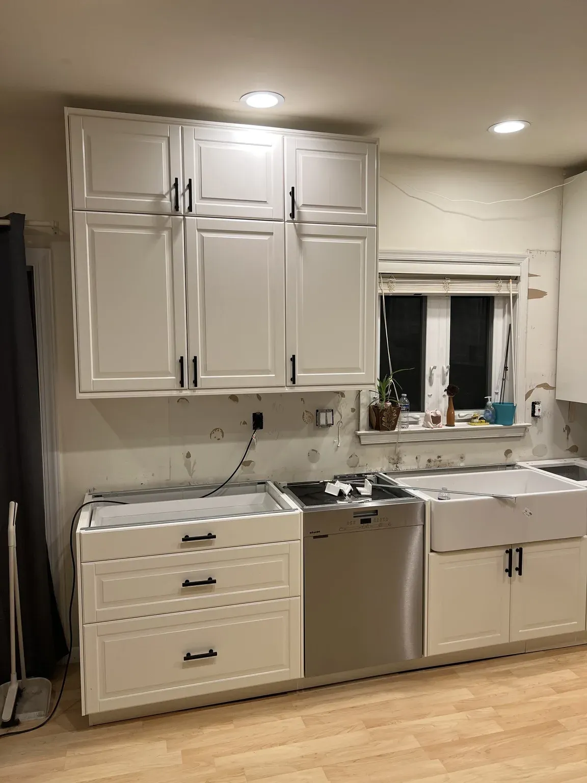 White Shaker U-Shaped Kitchen